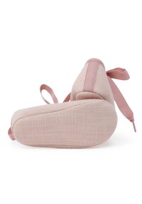 Růžová baletní střevíčka s měkkou podrážkou, texturovaným materiálem, zaoblenou špičkou a stuhami. Obsahují polstrovanou stélku a lehkou konstrukci.