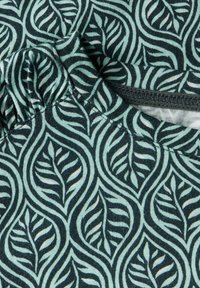Tissu en coton avec un motif de feuilles en vert foncé et aqua clair. Encolure froncée avec des détails de couture contrastés.
