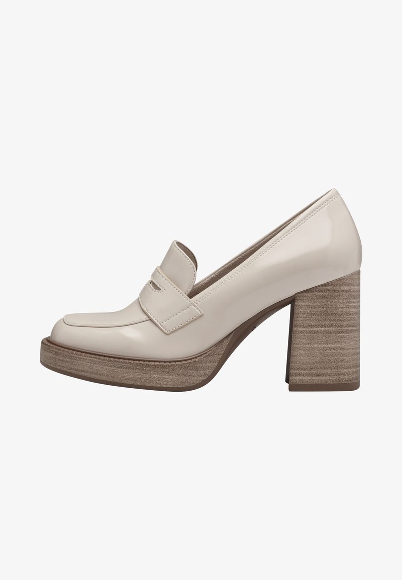 Mocassin en cuir verni beige avec talon bloc et semelle plateforme texturée bois, style slip-on, vue de profil.