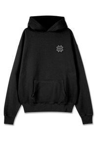 Μαύρη κουκούλα φούτερ από μαλακό ύφασμα, με μπροστινή τσέπη και κεντητό λογότυπο λουλουδιού στη αριστερή περιοχή του στήθους.