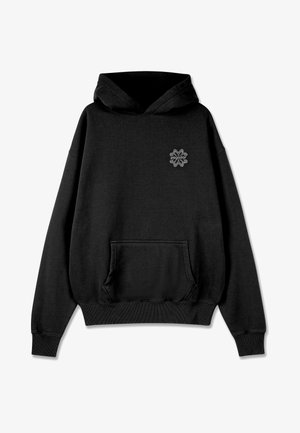 Sweatshirt preto com capuz, feito de tecido suave, com um bolso frontal e um logótipo de flor bordado na área do peito esquerdo.