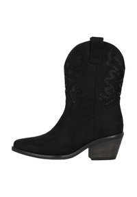 Bota de cowboy de ante negro con punta afilada, costuras decorativas y acentos de cuentas; cuenta con un tacón apilado y una pestaña de tirón para facilitar su uso.