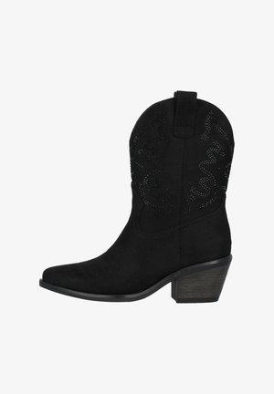 Bota de cowboy de ante negro con punta afilada, costuras decorativas y acentos de cuentas; cuenta con un tacón apilado y una pestaña de tirón para facilitar su uso.