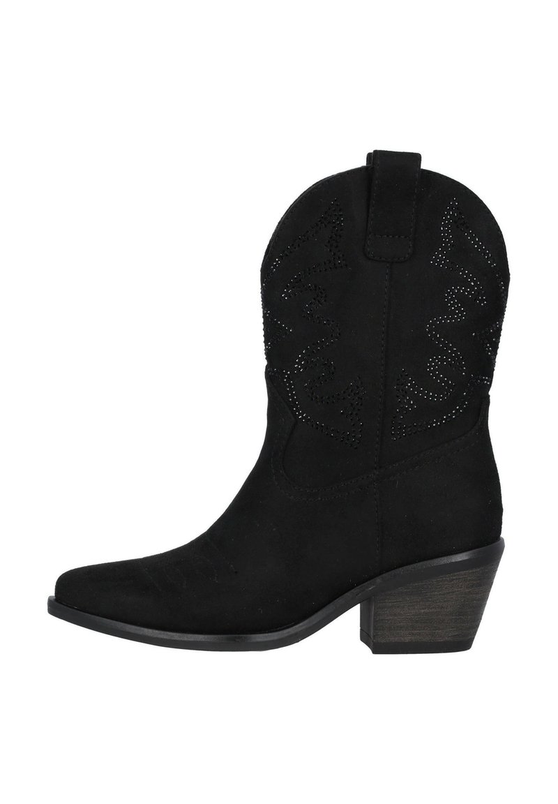 Bota de cowboy de ante negro con punta afilada, costuras decorativas y acentos de cuentas; cuenta con un tacón apilado y una pestaña de tirón para facilitar su uso.