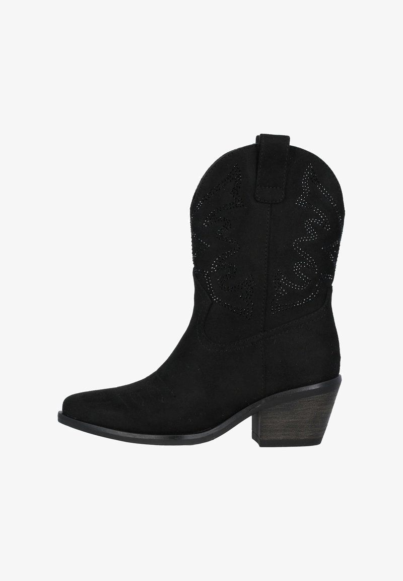 Bota de cowboy de ante negro con punta afilada, costuras decorativas y acentos de cuentas; cuenta con un tacón apilado y una pestaña de tirón para facilitar su uso.