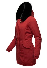 Manteau d'hiver rouge avec capuche bordée de fausse fourrure noire, manches longues, fermeture éclair à l'avant et poches à rabat inclinées de chaque côté.