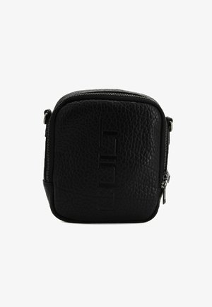 Borsa a tracolla nera in pelle con superficie testurizzata, chiusura a zip e logo impresso sulla parte anteriore; forma quadrata con angoli arrotondati.