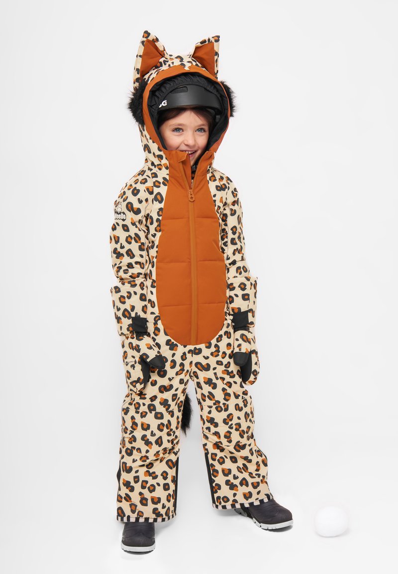 Ropa de nieve con estampado de leopardo y acentos naranjas, que incluye una capucha con orejas de gato, guantes y detalles en negro en las botas. Material suave y acolchado.
