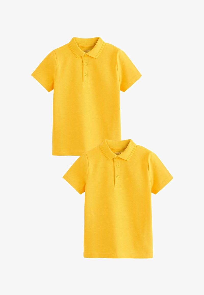 Dos polos amarillos lisos de manga corta con cuello y tapetas de tres botones, exhibidos sobre un fondo blanco.