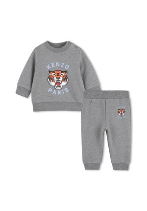 Conjunto gris de sudadera de manga larga y pantalones para niños pequeños con un tigre rugiente y el texto ""Kenzo Paris"" en ambas piezas.