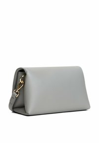 Bolso de mano de piel gris con una textura suave, cierre de solapa y un clasp de hardware en tono dorado. Forma rectangular elegante con una correa ajustable.