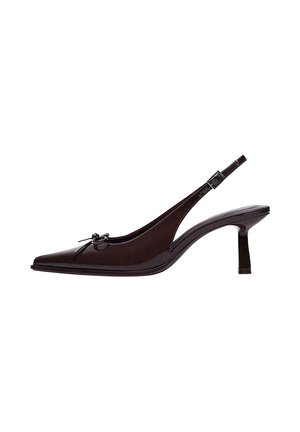 Dunkelbrauner Slingback-Pumps aus Lackleder mit spitzer Zehenpartie, kleinem Schleifendetail, verstellbarem Schnallenriemen und mittelhohem, zulaufendem Absatz.