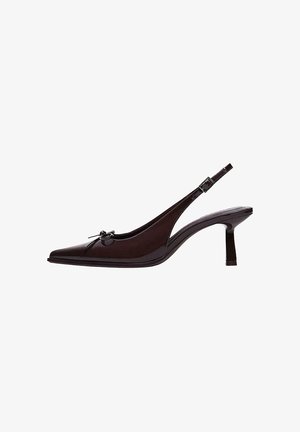 Dunkelbrauner Slingback-Pumps aus Lackleder mit spitzer Zehenpartie, kleinem Schleifendetail, verstellbarem Schnallenriemen und mittelhohem, zulaufendem Absatz.