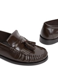 Σκούρα καφέ δερμάτινα loafers με φούντες, ραφές μοκασίνου και χαμηλά μαύρα τακούνια, εμφανίζονται από μπροστά και πίσω γωνίες.