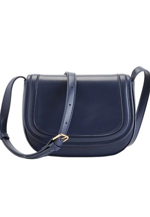 Marineblauwe leren crossbodytas met een gebogen klep en een verstelbare riem met een kleine gouden gesp.