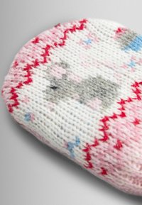 Pantofole lavorate a maglia bianche con accenti rosa, rossi e blu; presentano un motivo testurizzato con sagome di animali grigie e un design della punta arrotondata.