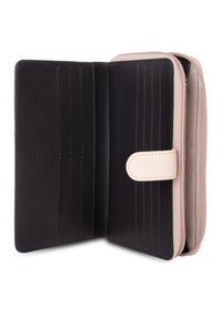 Portefeuille en cuir noir avec fermeture éclair, comportant plusieurs emplacements pour cartes de crédit, des accents de fermeture éclair rose doux et une structure solide.