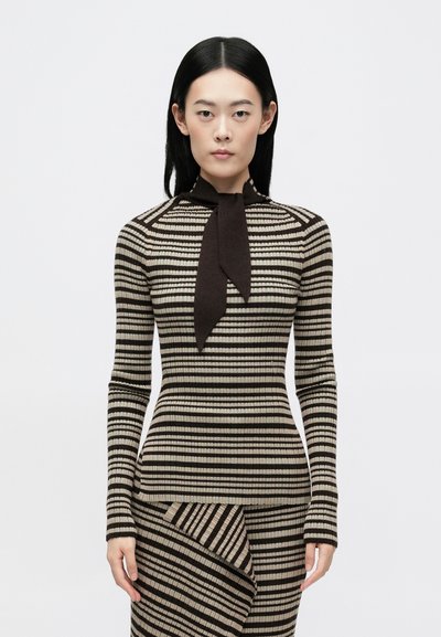 Pull rayé avec un col montant et un nœud décoratif, doté de manches longues et de bandes horizontales en tricot marron et beige clair.