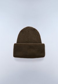 Bonnet en tricot marron avec un revers en côtes replié. Présente un motif texturé et un design de couronne arrondie. Le matériau semble doux et chaud.