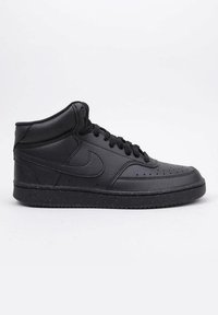 Sneaker alto nero realizzato in pelle testurizzata con una finitura liscia, dotato di punta perforata e suola in gomma nera.