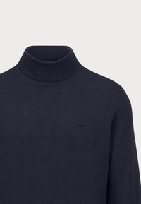 Maglione a collo alto blu navy in un morbido tessuto a maglia. Presenta un colletto a coste e un sottile logo ricamato blu sul petto.