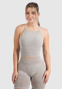 Conjunto de activewear en gris claro que incluye un top corto acanalado y pantalones cortos de cintura alta con acentos texturizados y un diseño ajustado.
