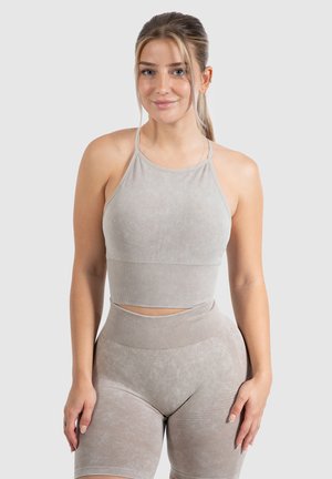 Lichtgrijze activewear-set met een geribbelde crop top en high-waisted shorts met textuuraccenten en een aansluitend ontwerp.