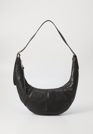 Bolsa de ombro de couro preto com uma forma curva e ligeiramente mole. Apresenta um fecho de correr dourado, uma alça ajustável única e uma textura suave.