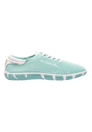 Baskets en maille bleu-vert clair avec lacets et semelle blanche. Présentent des accents en caoutchouc avec les noms de villes sur la semelle. Conception flexible et respirante.