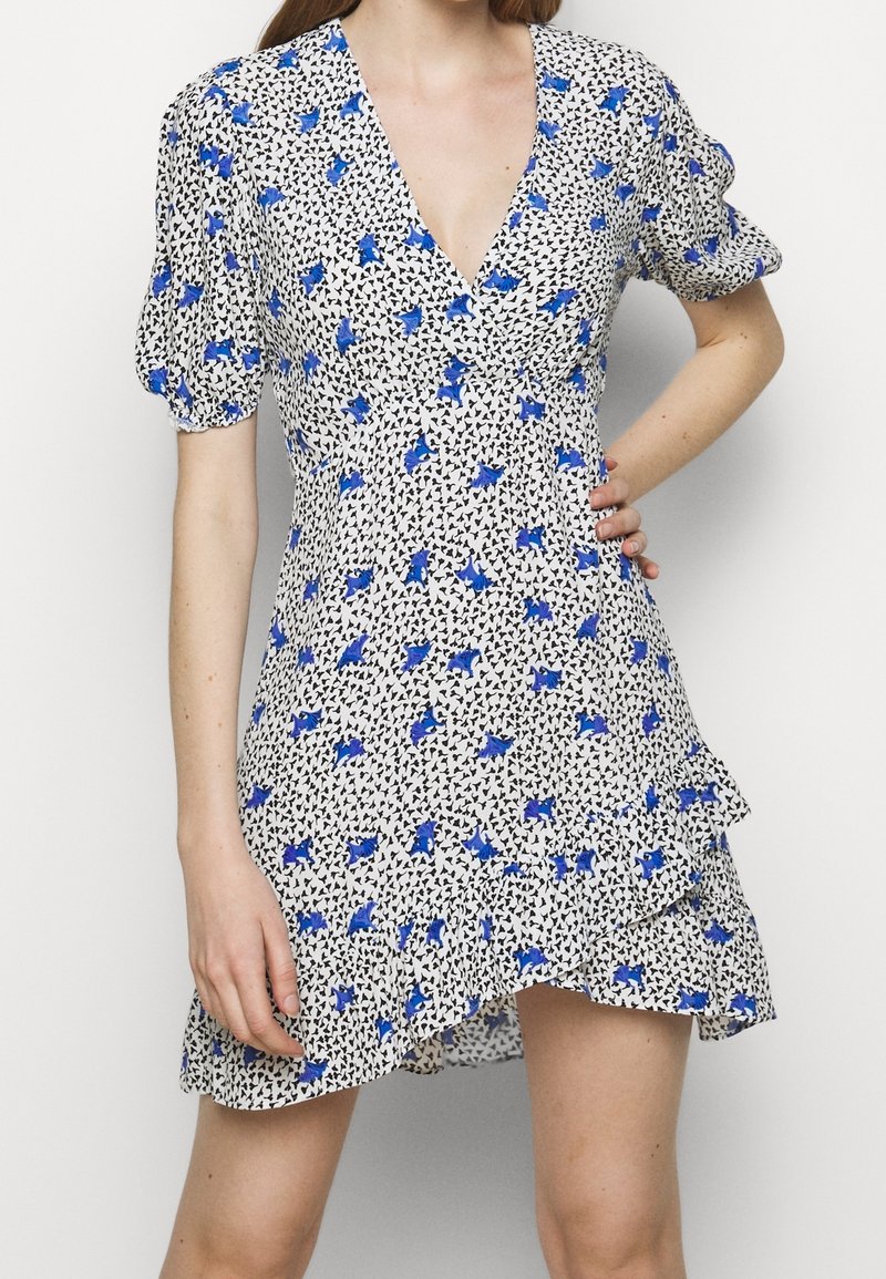 Kurze Ärmelkleid aus einem weißen Stoff mit blauen Blumen- und schwarzen abstrakten Mustern. Verfügt über einen V-Ausschnitt und einen gerafften Saum.