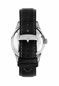 Orologio con cinturino in pelle nera a motivo coccodrillo, cassa in acciaio inossidabile argentato, retro aperto e chiusura a fibbia in metallo.