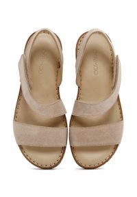 Sandales en suède beige clair avec deux larges brides, bout ouvert et semelle intérieur rembourrée. Dotées de coutures marron et d'une semelle plate pour le confort.