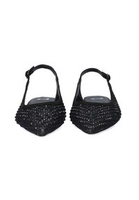 Zapatos de tacón negro tipo slingback con un cuerpo texturizado y pequeños remaches, diseño de punta afilada y una delgada correa para el tobillo.