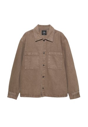 Brązowa bawełniana koszula overshirt z zapinaniem na guziki, klasycznym kołnierzykiem, dwiema naszytymi kieszeniami i widocznymi detalami stębnowania.