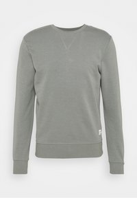 Sudadera gris con cuello redondo, mangas largas y puños acanalados. Tejido suave con una textura sutil, que presenta una pequeña etiqueta de la marca en el lateral.