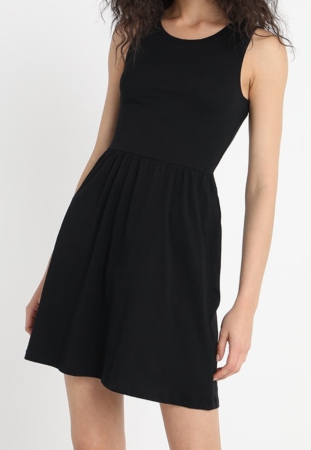Robe noire sans manches avec un corsage ajusté et une jupe évasée. Confectionnée dans un tissu doux, elle présente un col rond et un design simple.