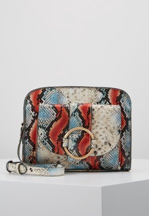 Torebka w motyw skóry węża z czerwonymi, niebieskimi i czarnymi zygzakowymi wzorami. Posiada złote, okrągłe zapięcie i odpinany pasek. Gładka tekstura.