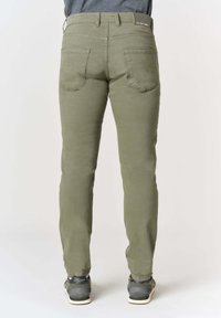 Pantaloni di cotone verde oliva con vestibilità slim, design con cinque tasche, cuciture visibili e etichetta sulla vita.