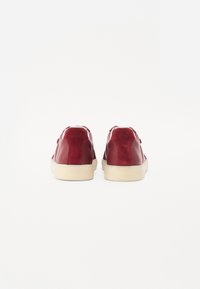 Røde lærersneakers med en glat finish, med en beige gummisål og en rund tå. Minimalistisk design med bagakcenter.