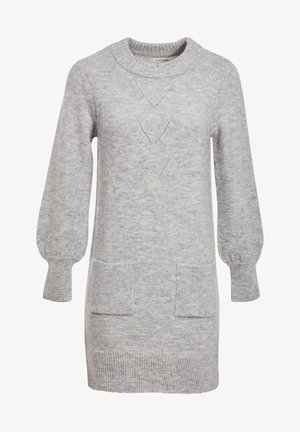 Vestido de suéter gris de punto con cuello redondo acanalado, mangas globo y dos bolsillos frontales. Notables patrones de puntadas en forma de diamante.