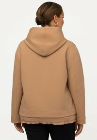 Sweat-shirt Amore. Manches longues et col montant. Coupe Sweat-shirt Amore. Manches longues et col montant. Coupe