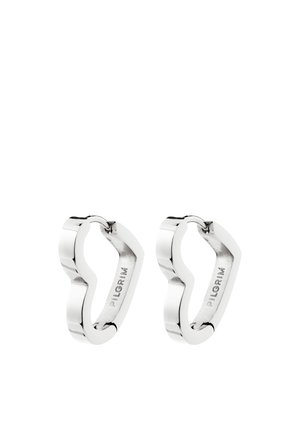 Para wypolerowanych, srebrnych geometrycznych kolczyków kołowych z zawiasowymi zapięciami, wygrawerowanych z napisem "PILGRIM" po wewnętrznej stronie.