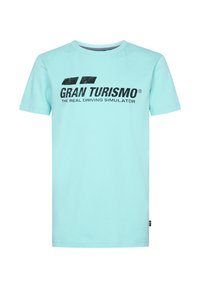 Camiseta de algodón de color azul claro con el texto "GRAN TURISMO" y "EL VERDADERO SIMULADOR DE CONDUCCIÓN" en negrita negra, con un diseño de cuello redondo.