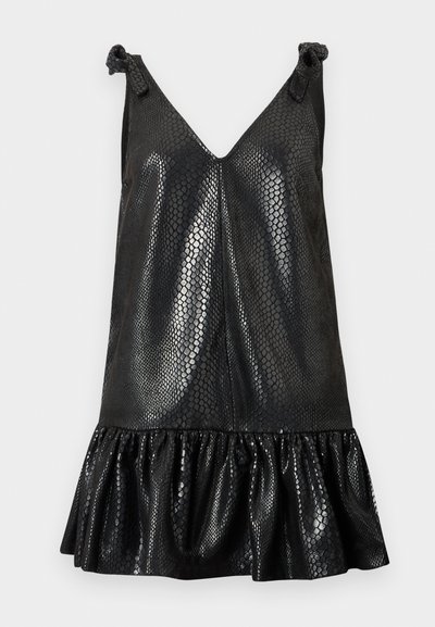 Czarna, błyszcząca sukienka bez rękawów z wzorem skóry węża, dekoltem w kształcie litery V, skręcanymi ramiączkami i falbaną na dole.