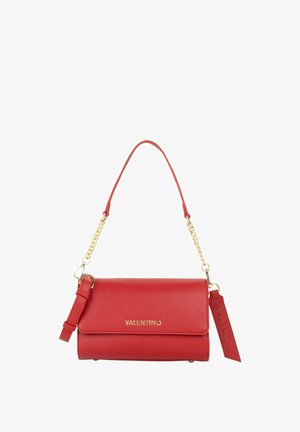 Sac à main en cuir rouge avec rabat pliant, bandoulière chaîne dorée et étiquette en cuir portant le logo. Texture lisse et design minimaliste.