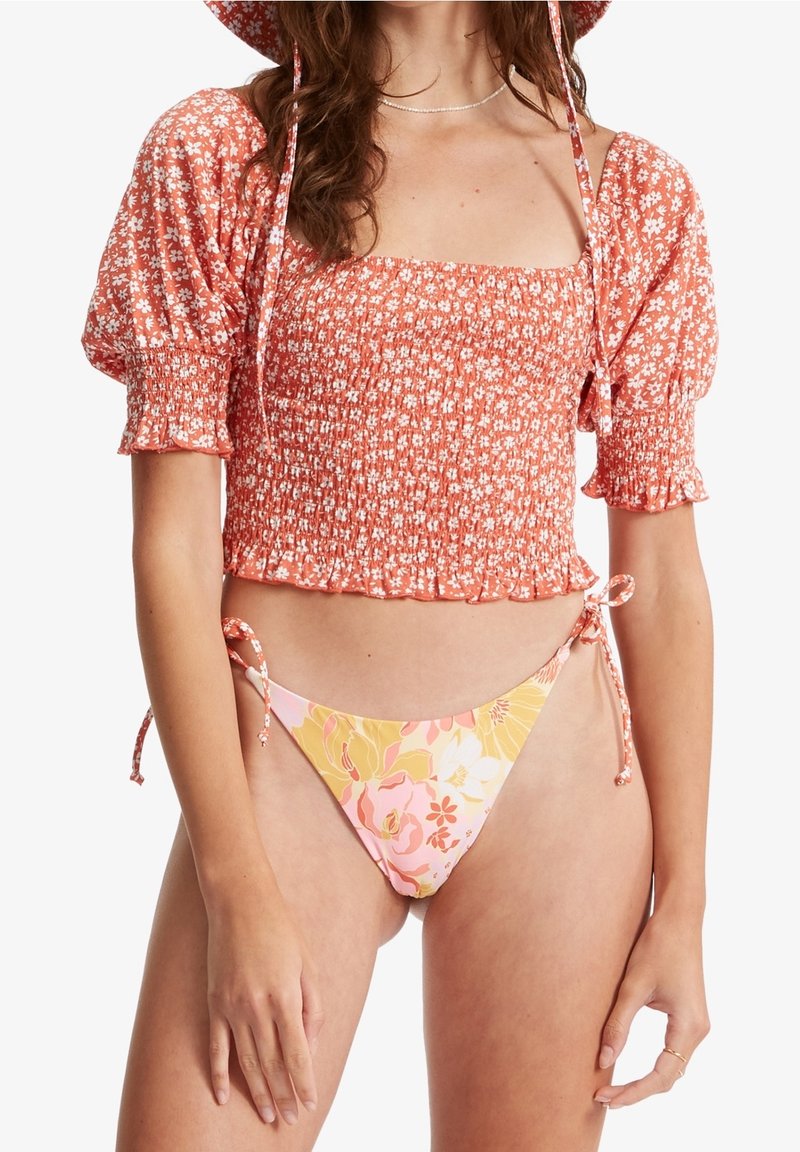 Maillot de bain deux pièces composé d'un haut court à fleurs couleur rouille avec manches bouffantes et d'un bas de bikini assorti à fleurs roses avec des côtés à nouer.