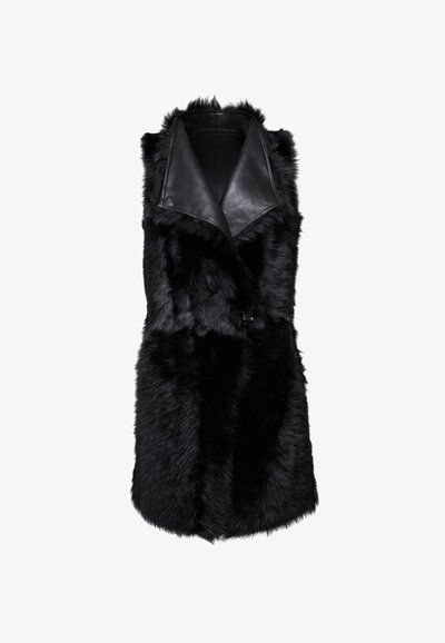 Juodas dirbtinio kailio liemenė su odiniu apykakle, be rankovių dizainas, priekinė užsegimo sistema, pagaminta iš lygios odos ir tekstūruoto kailio medžiagų.