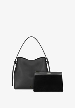 Czarna skórzana torba w kształcie wiadra o eleganckim designie i krótkim uchwycie, w komplecie z czarną welurową kosmetyczką na zamek z skórzanym wykończeniem.