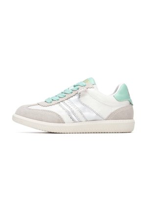 Zapatilla deportiva con parte superior de cuero blanco, acentos de ante gris y cordones turquesa. Cuenta con tres rayas plateadas y una suela de goma texturizada.