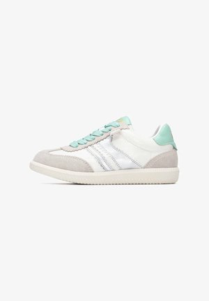 Zapatilla deportiva con parte superior de cuero blanco, acentos de ante gris y cordones turquesa. Cuenta con tres rayas plateadas y una suela de goma texturizada.